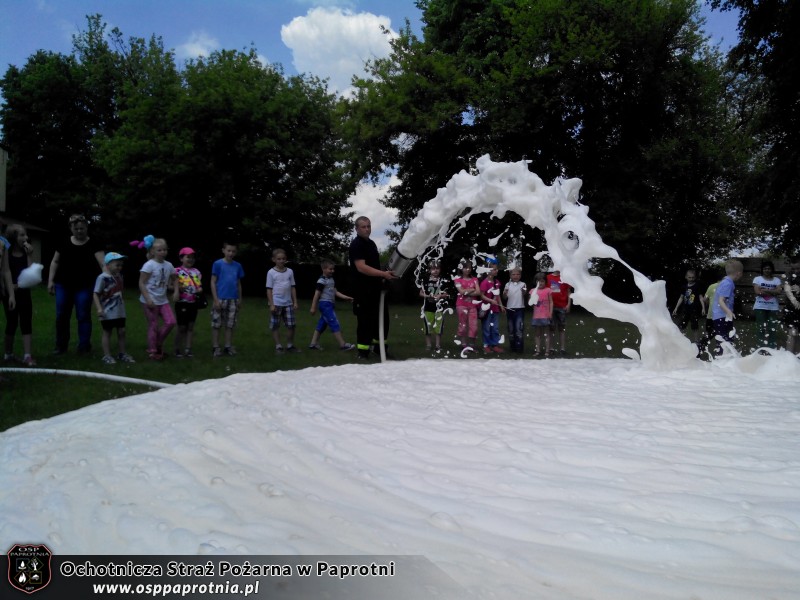 Dzień dziecka z OSP Paprotnia w szkole podstawowej 