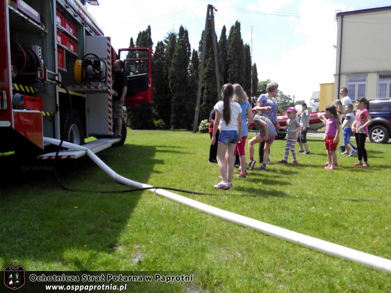 Dzień dziecka z OSP Paprotnia w szkole podstawowej 