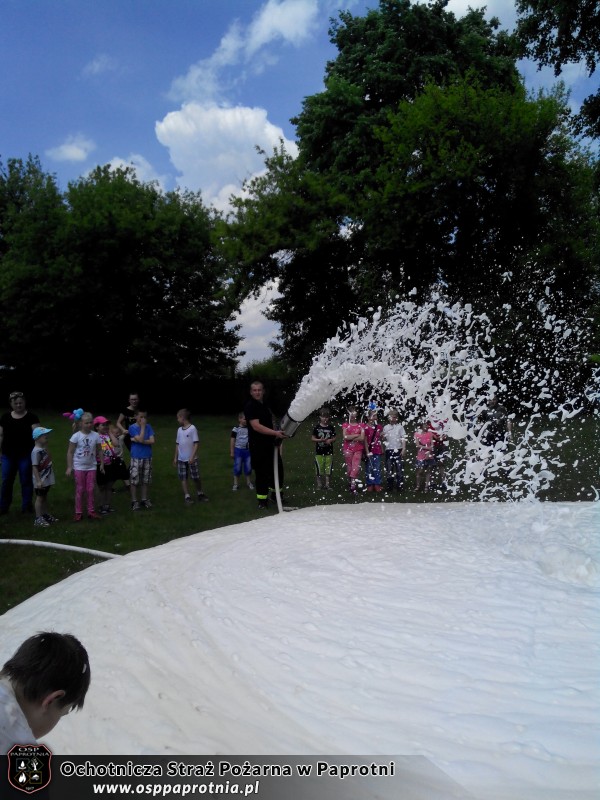 Dzień dziecka z OSP Paprotnia w szkole podstawowej 