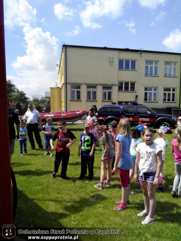 Dzień dziecka z OSP Paprotnia w szkole podstawowej 