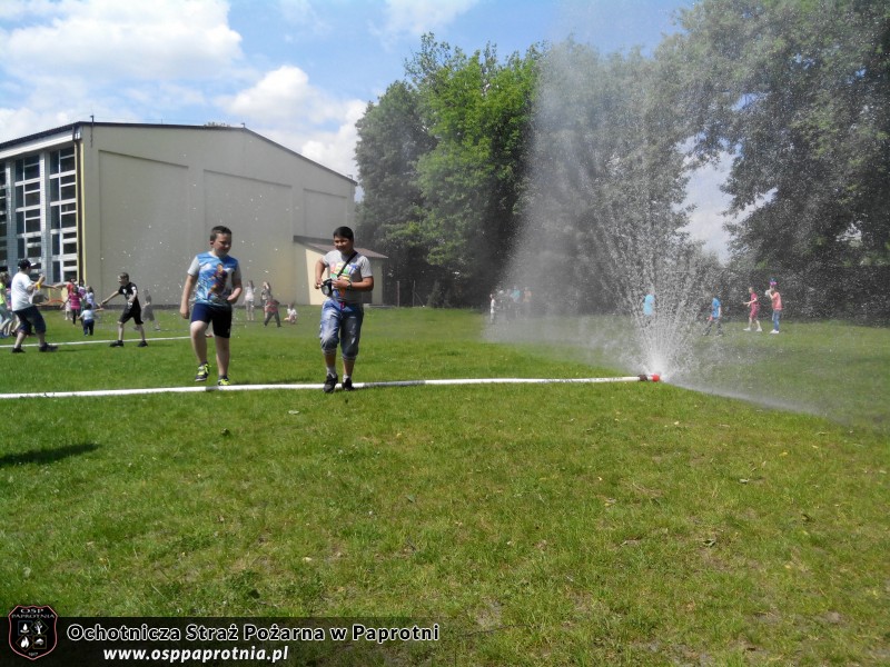 Dzień dziecka z OSP Paprotnia w szkole podstawowej 