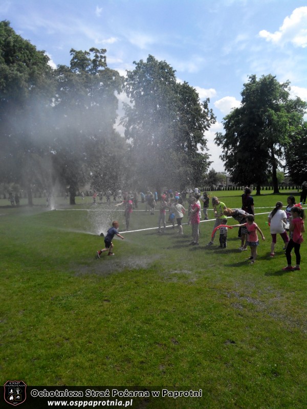 Dzień dziecka z OSP Paprotnia w szkole podstawowej 
