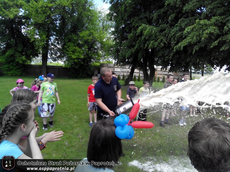 Dzień dziecka z OSP Paprotnia w szkole podstawowej 