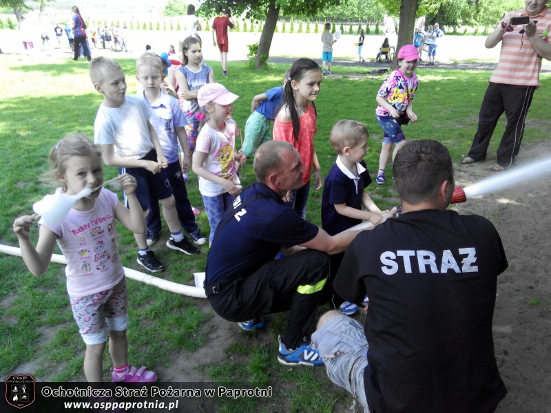 Dzień dziecka z OSP Paprotnia w szkole podstawowej 