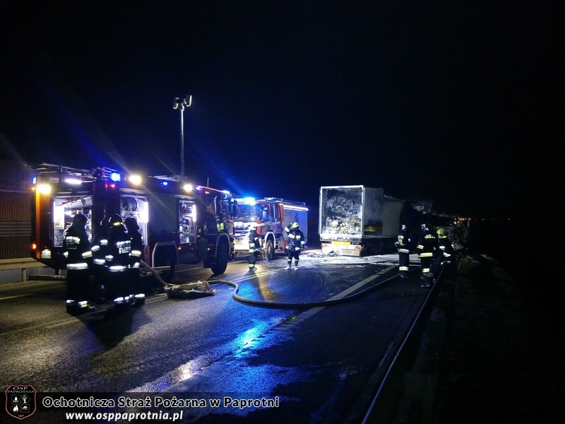 Pożar samochodu ciężarowego na wiadukcie kolejowym  obwodnicy Sochaczewa 