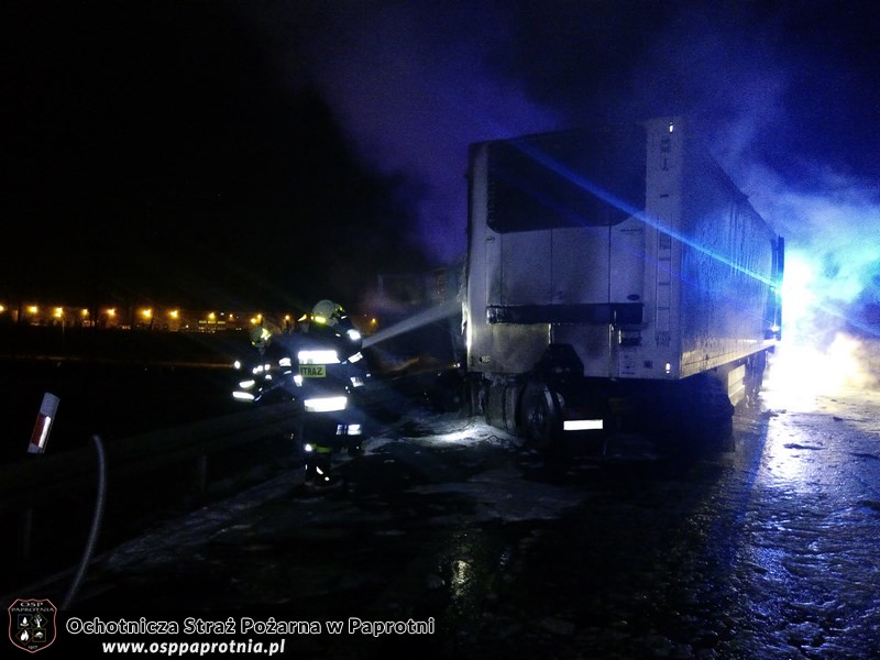 Pożar samochodu ciężarowego na wiadukcie kolejowym  obwodnicy Sochaczewa 