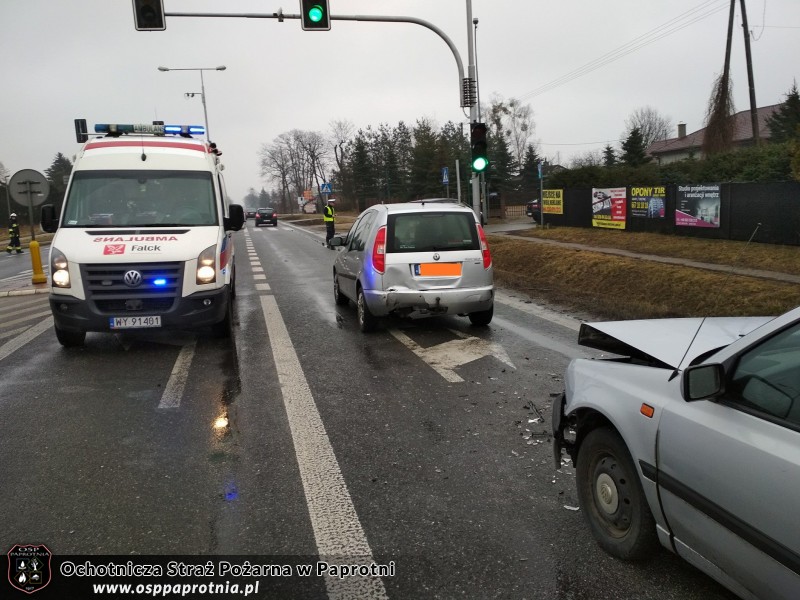 Kolizja w Paprotni na skrzyżowaniu 