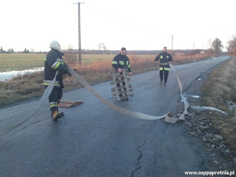 Udrożnienie podtopionego terenu w Kawęczynie