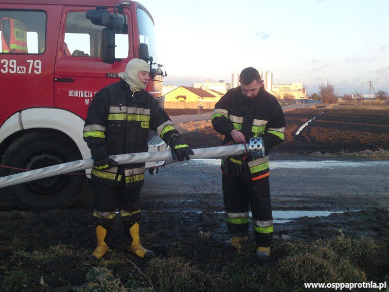 Udrożnienie podtopionego terenu w Kawęczynie
