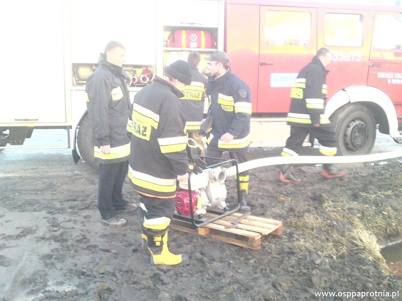 Udrożnienie podtopionego terenu w Kawęczynie