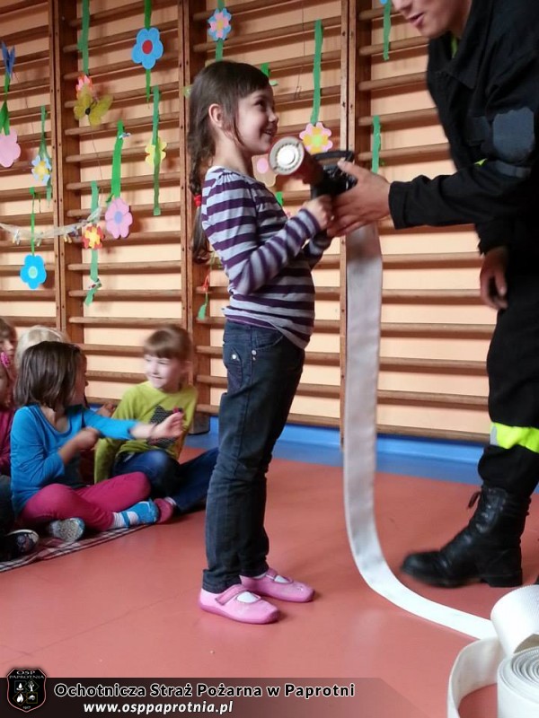 OSP Paprotnia w przedszkolu w Czarnowie